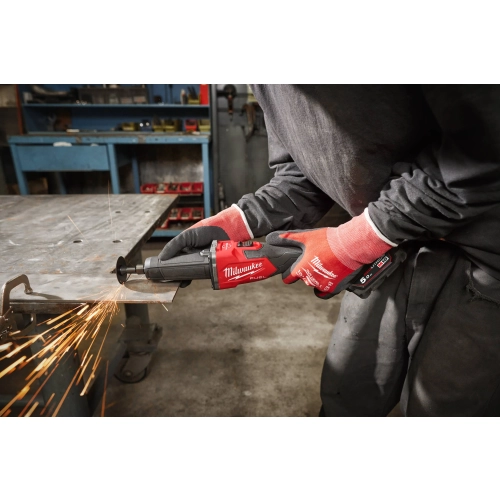 Milwaukee M18 FDGRB szlifuje profil stalowy, lecą iskry